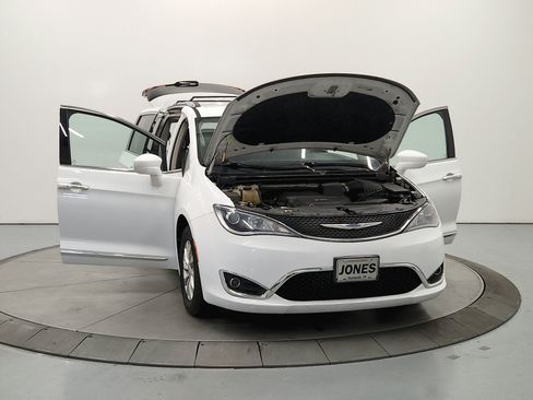 Used 2019 Chrysler Pacifica Touring-L FWD image 11