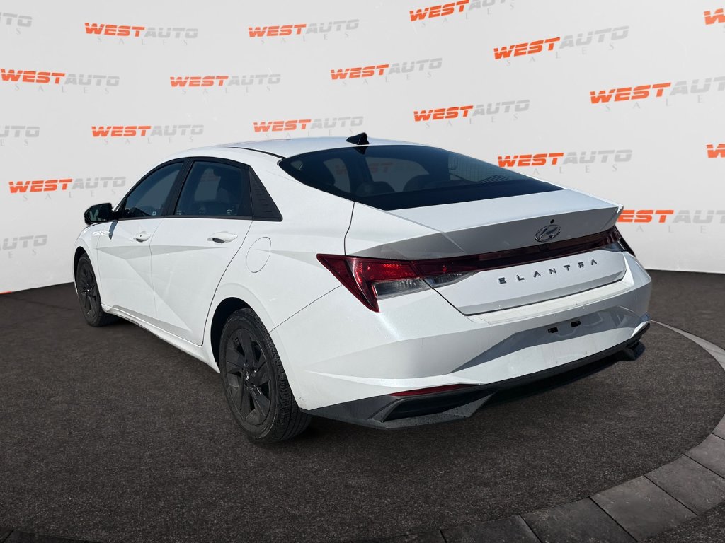 Used 2022 Hyundai Elantra SEL w/ Preferred Accessory Package FWD image 3