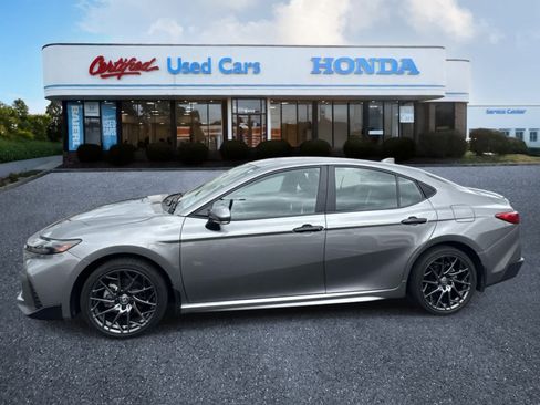 Used 2025 Toyota Camry SE AWD/4WD image 2