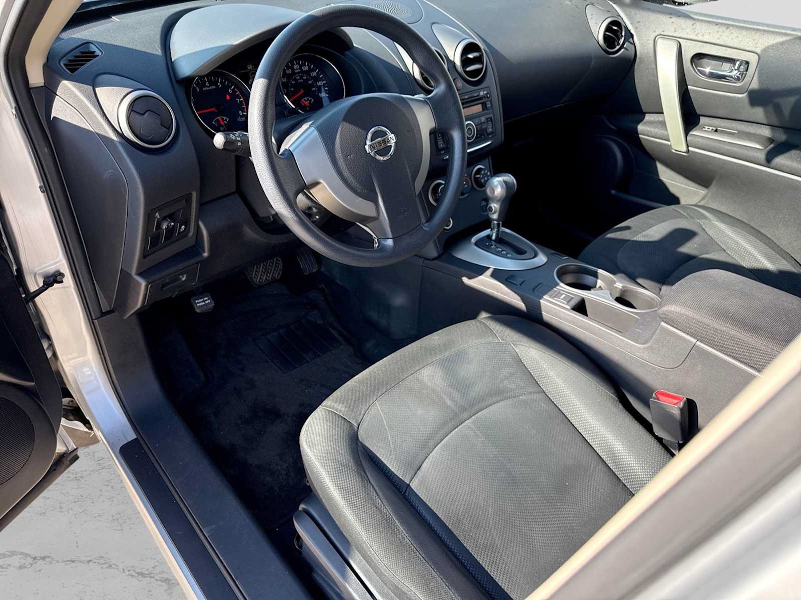 Used 2015 Nissan Rogue S FWD image 2