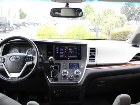 Used 2017 Toyota Sienna Limited AWD/4WD image 26