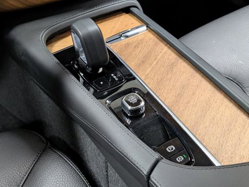 Used 2025 Volvo XC90 B6 Plus image 31