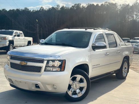 Used 2013 Chevrolet Avalanche LTZ image 3