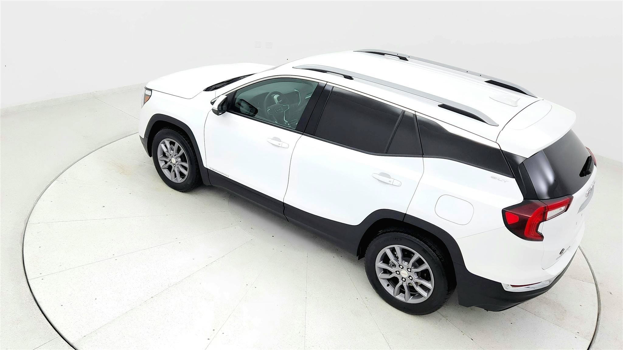Used 2024 GMC Terrain SLT AWD/4WD image 15