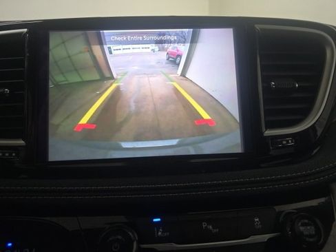 Used 2023 Chrysler Pacifica Touring-L image 23