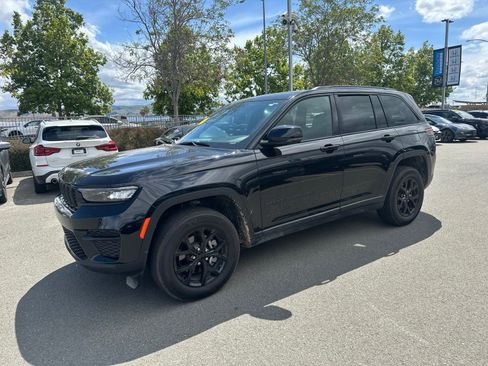 Used 2025 Jeep Grand Cherokee Altitude AWD/4WD image 5