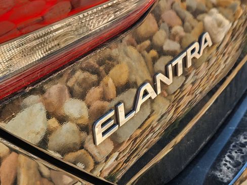 Used 2017 Hyundai Elantra Value Edition FWD image 7