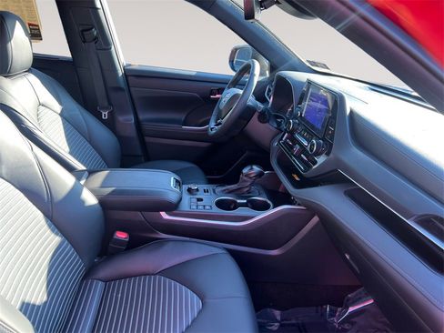 Used 2024 Toyota Highlander XSE image 15