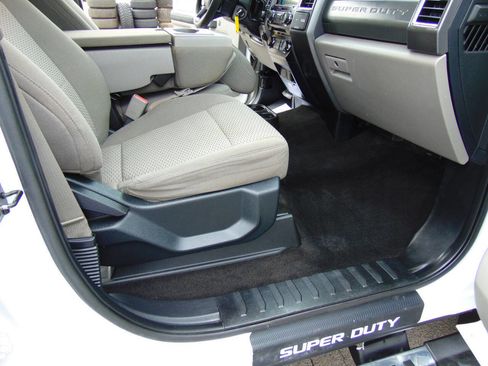 Used 2017 Ford F250 XLT w/ XLT Premium Package image 12