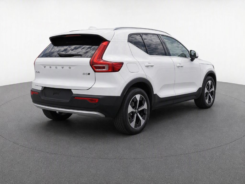Used 2025 Volvo XC40 B5 Plus AWD/4WD image 6