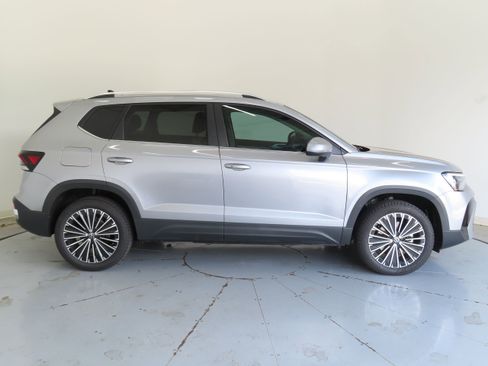 New 2025 Volkswagen Taos SE image 2