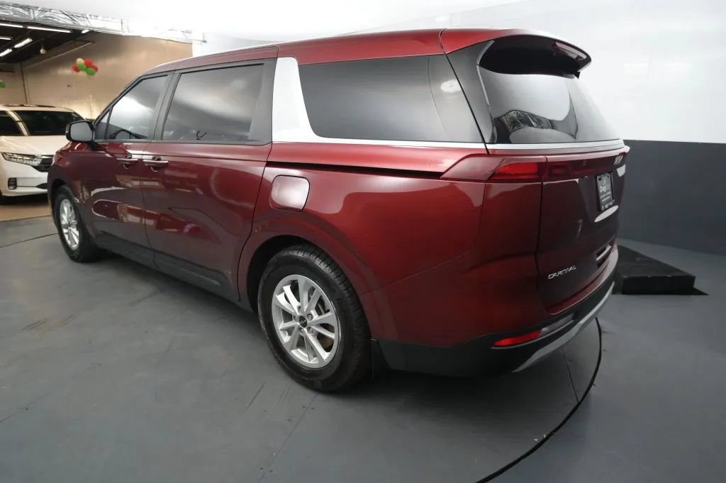 Used 2023 Kia Carnival LX FWD image 3
