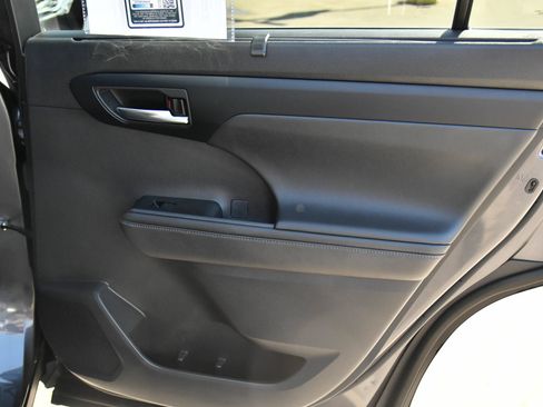 Used 2024 Toyota Highlander XLE FWD image 47