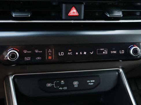 Used 2025 Kia Carnival image 36