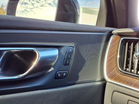 Certified 2023 Volvo XC60 B5 Plus w/ Protection Package Premier image 29