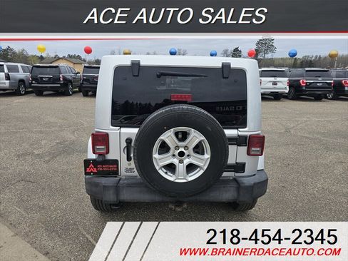Used 2012 Jeep Wrangler Unlimited Rubicon w/ Connectivity Group AWD/4WD image 8