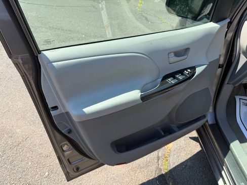 Used 2011 Toyota Sienna LE FWD image 9
