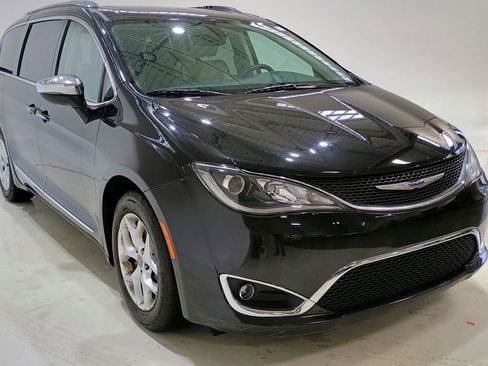 Used 2020 Chrysler Pacifica Limited image 1