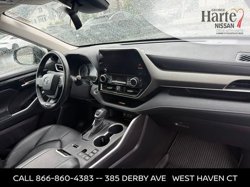 Used 2024 Toyota Highlander XLE AWD/4WD image 30