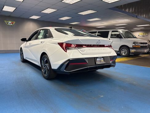 Used 2025 Hyundai Elantra SEL image 9