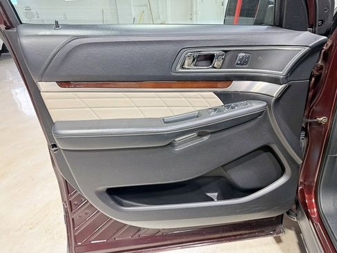 Used 2018 Ford Explorer Platinum image 38