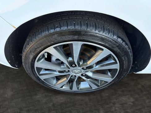 Used 2018 Hyundai Elantra GT FWD image 38
