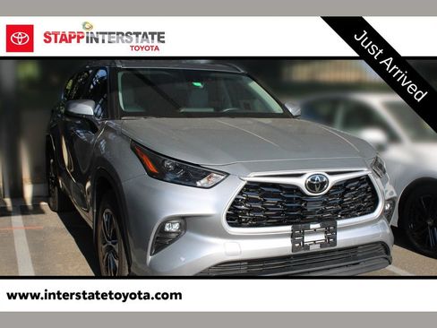 Used 2024 Toyota Highlander XLE AWD/4WD image 1