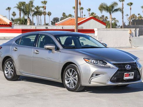 Used 2016 Lexus ES 300h w/ Ultra Luxury Package FWD image 4