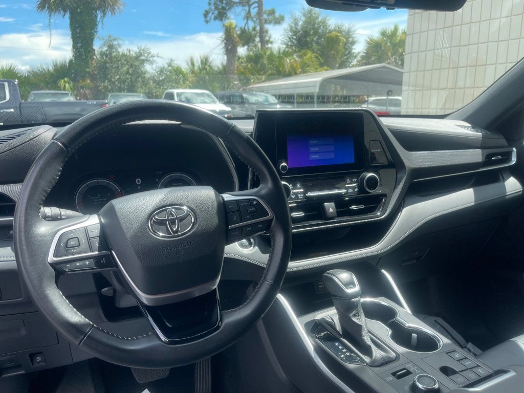 Used 2025 Toyota Highlander XSE AWD/4WD image 13