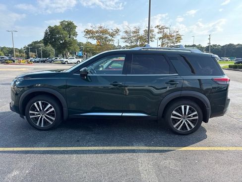 Used 2025 Nissan Pathfinder Platinum FWD image 2