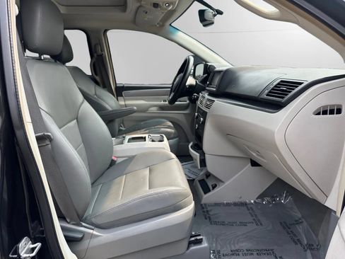 Used 2011 Volkswagen Routan SEL FWD image 22