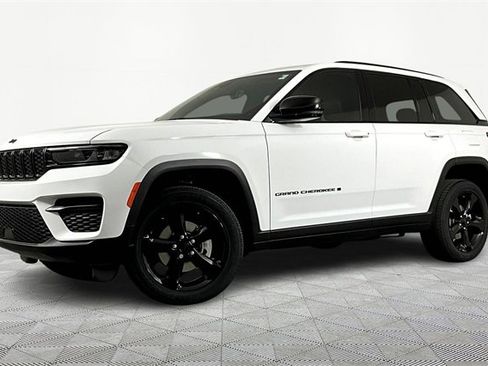 New 2025 Jeep Grand Cherokee Laredo image 1