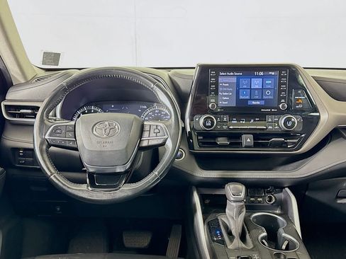 Used 2020 Toyota Highlander XLE AWD/4WD image 25