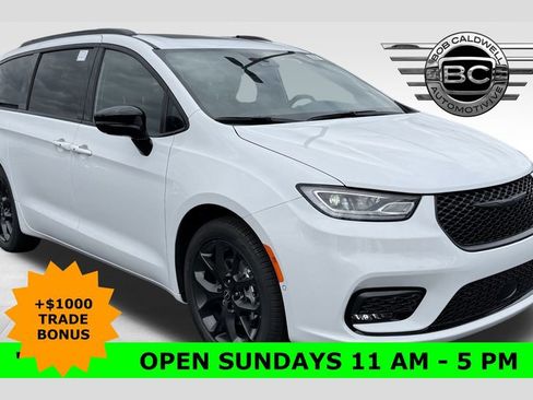 New 2026 Chrysler Pacifica Limited w/ Uconnect Theater Family Group image 1