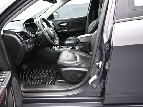 Used 2022 Jeep Cherokee Trailhawk w/ Premium Leather Package AWD/4WD image 10