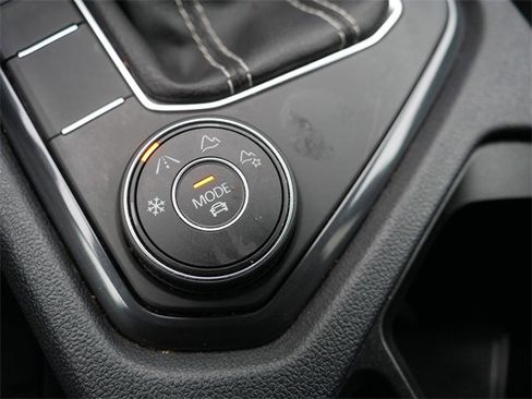 Certified 2024 Volkswagen Tiguan SE image 33