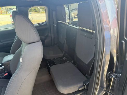 Used 2017 Toyota Tacoma TRD Sport image 5