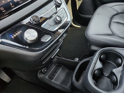 Used 2025 Chrysler Pacifica Select FWD image 12