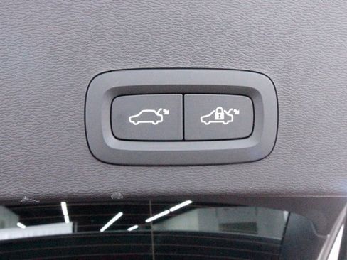 Certified 2025 Volvo XC40 B5 Core w/ Climate Package image 28