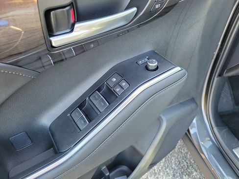 New 2025 Toyota Highlander Platinum image 17
