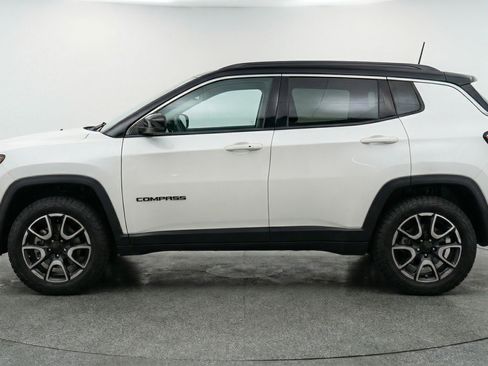 Used 2025 Jeep Compass Trailhawk image 5