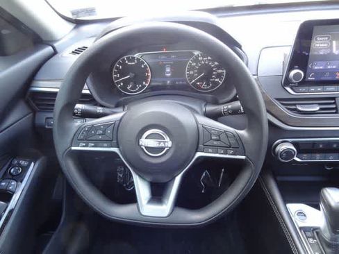 Used 2023 Nissan Altima 2.5 SV FWD image 11
