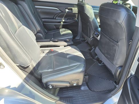 Used 2017 Toyota Highlander SE AWD/4WD image 29
