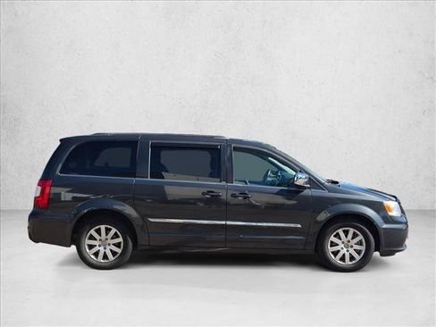 Used 2012 Chrysler Town & Country Touring-L w/ Entertainment Group #2 FWD image 4