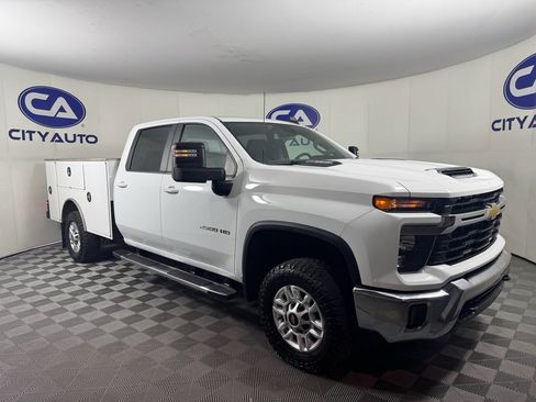 Used 2024 Chevrolet Silverado 2500 LT w/ Convenience Package image 2