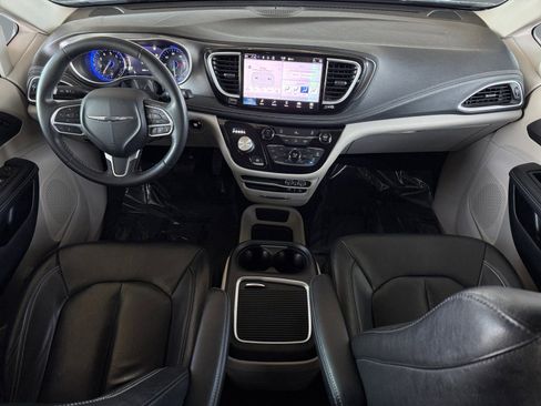 Used 2022 Chrysler Pacifica Touring-L image 14