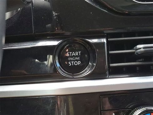 Used 2025 Nissan Pathfinder SV image 24