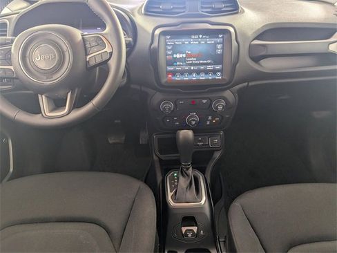 Used 2018 Jeep Renegade Latitude w/ UConnect 8.4 Nav Group image 24