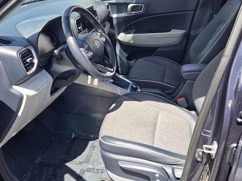 Certified 2025 Hyundai Venue Limited FWD image 10