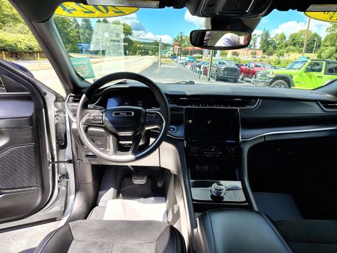 Certified 2024 Jeep Grand Cherokee Altitude image 24